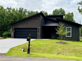 featured image of 2 Fryer Ln