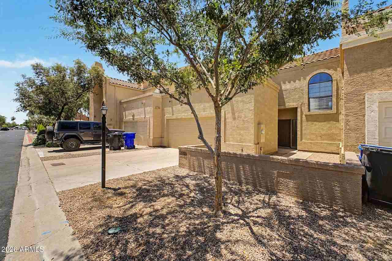 2084 N Sunset Dr - Photo 3 of 36