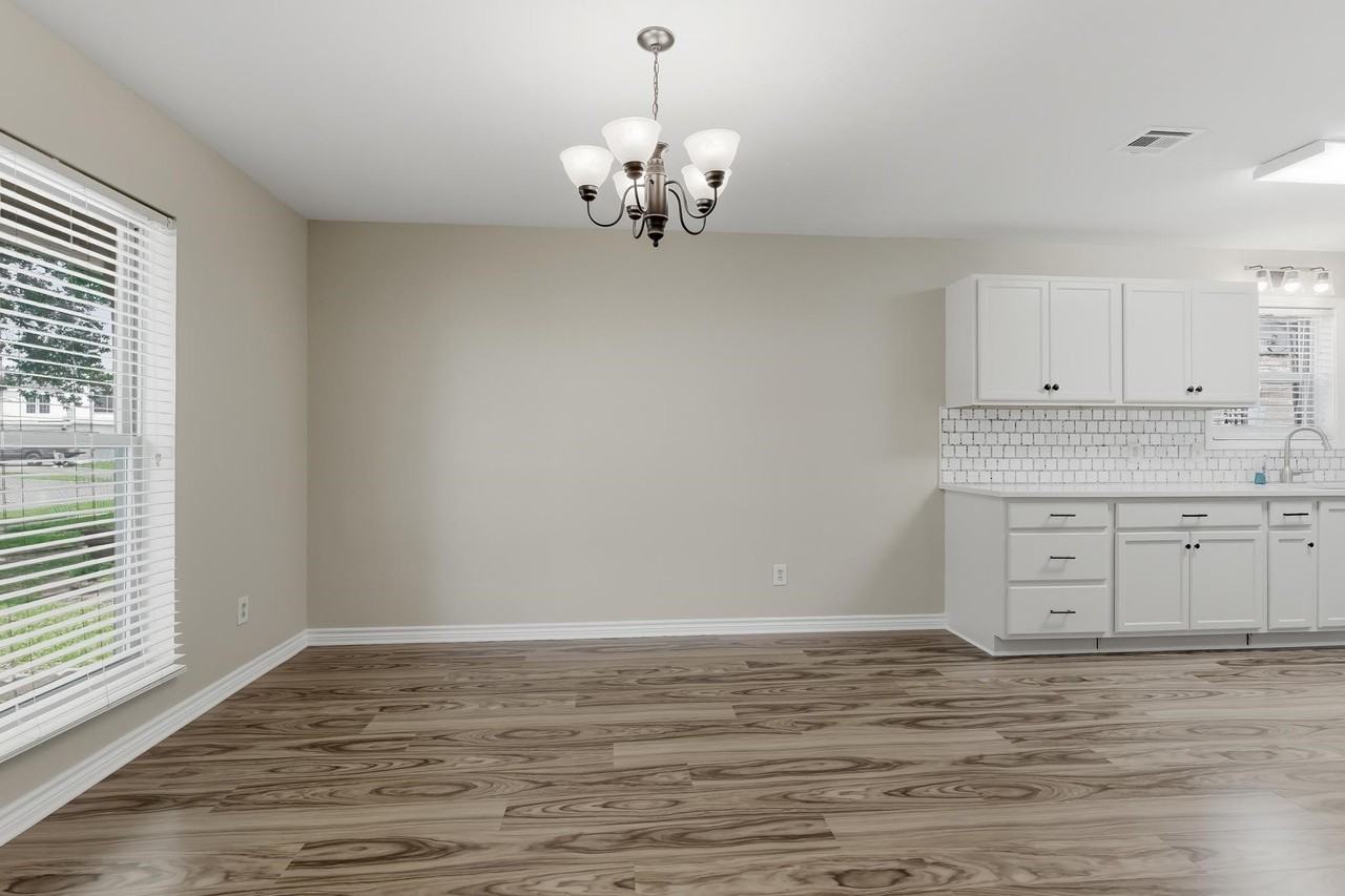 445 Longmeadow St - Photo 7 of 40