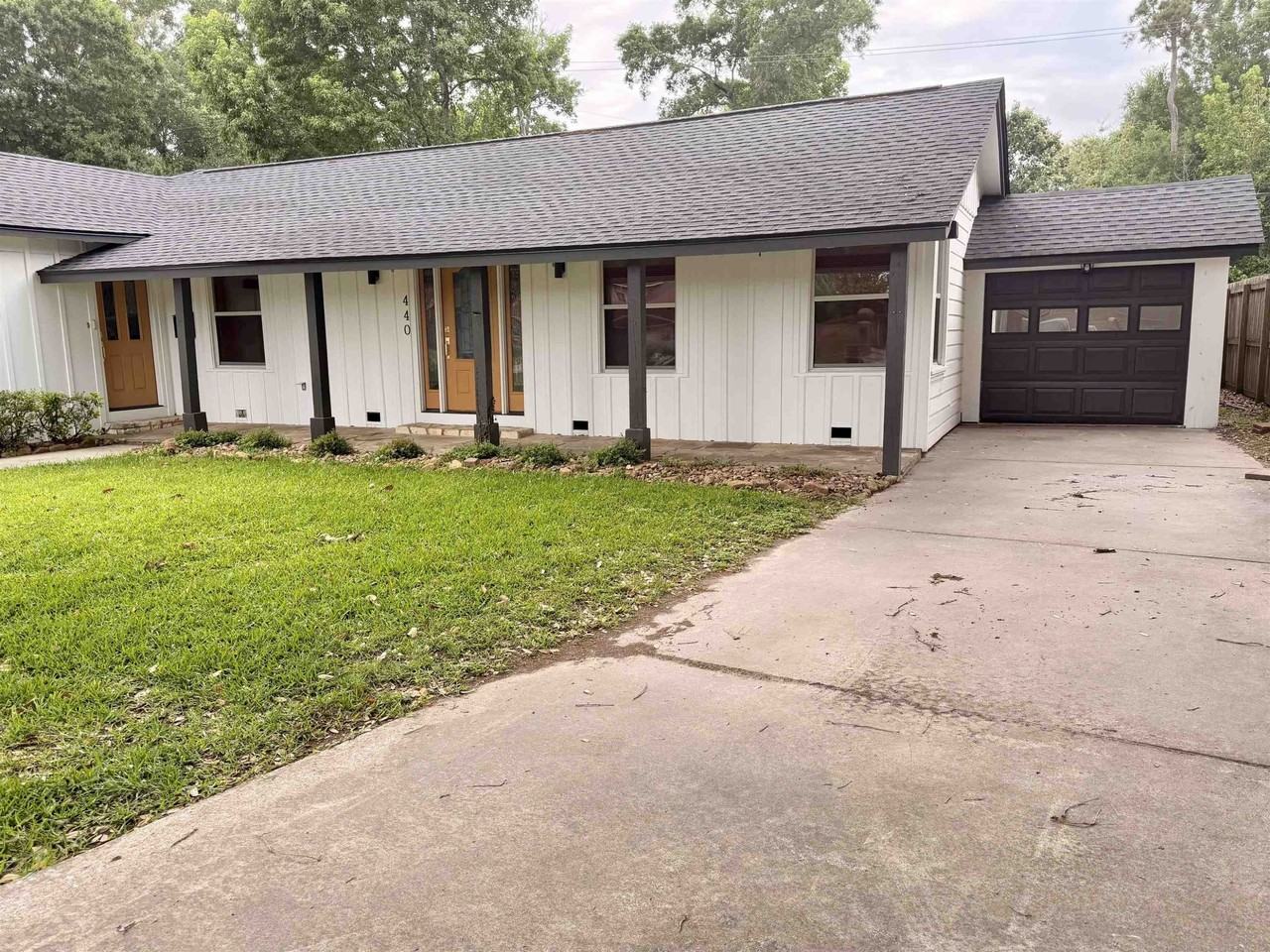 440 N Circuit Dr - Photo 3 of 30