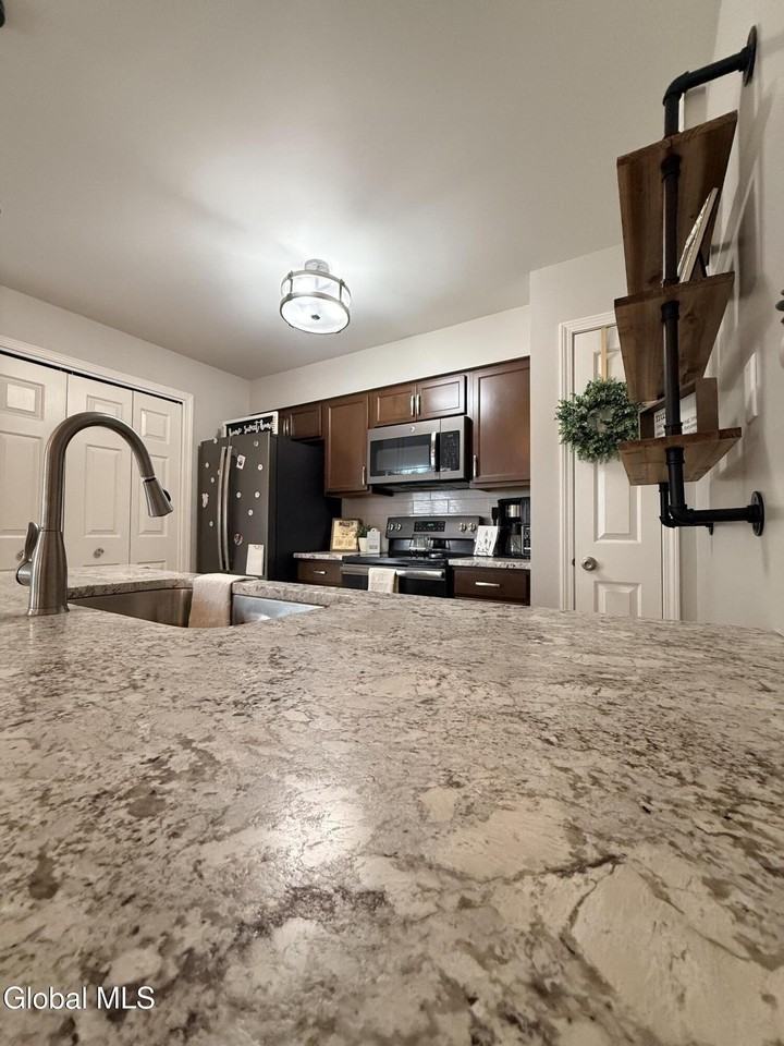 823 Hampton Place Blvd - Photo 3 of 28