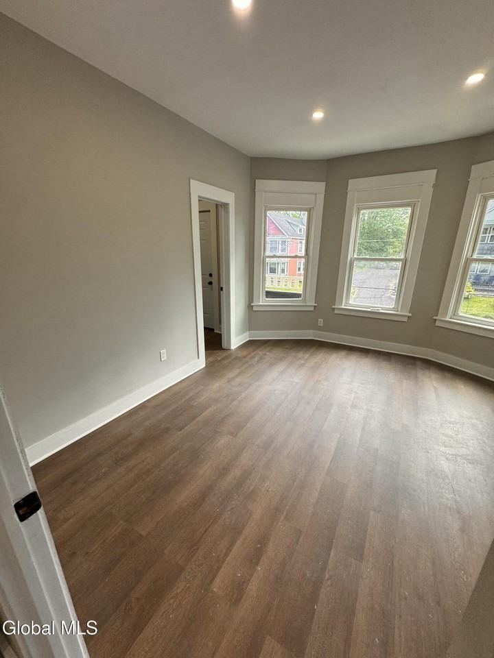 673 Myrtle Ave #2 - Photo 3 of 6