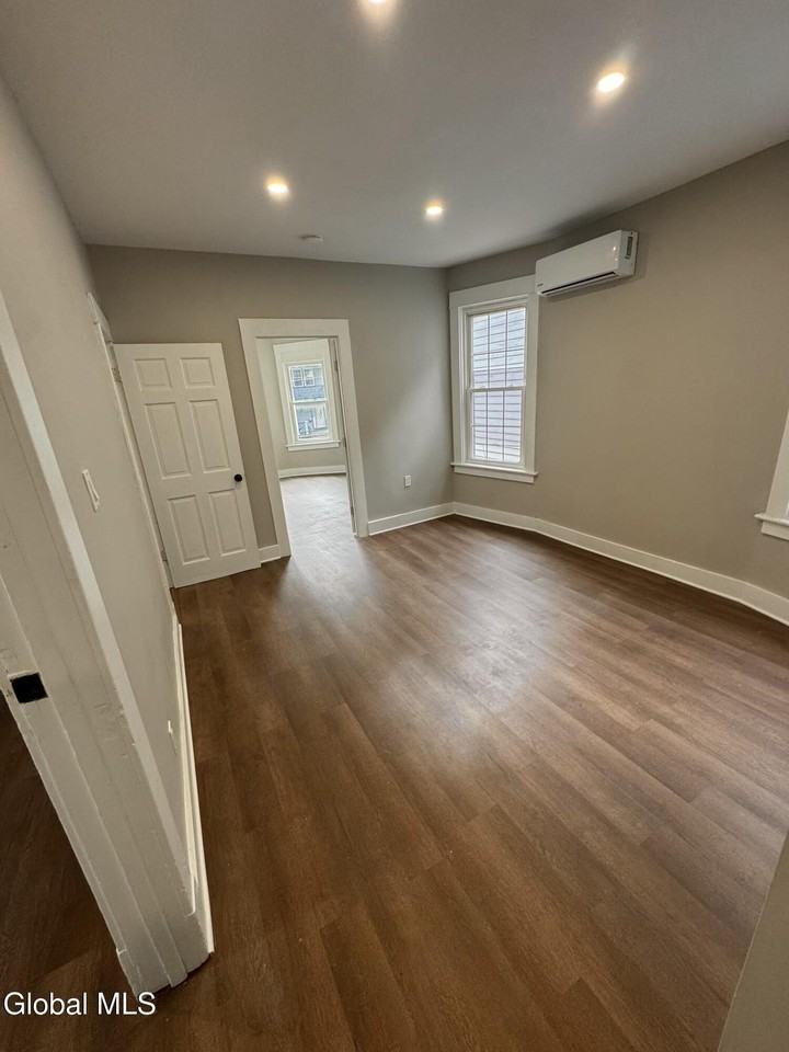 673 Myrtle Ave #2 - Photo 4 of 6