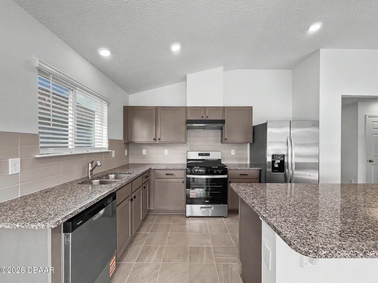 55 Signet Cir - Photo 3 of 33