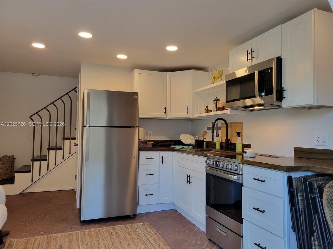 5866 Sw 60th St - Photo 3 of 8