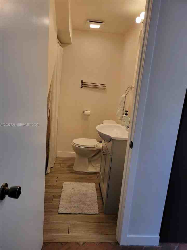 5866 Sw 60th St - Photo 5 of 8