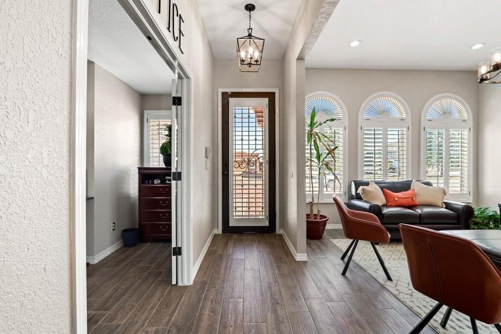 2037 Shreya St - Photo 5 of 40