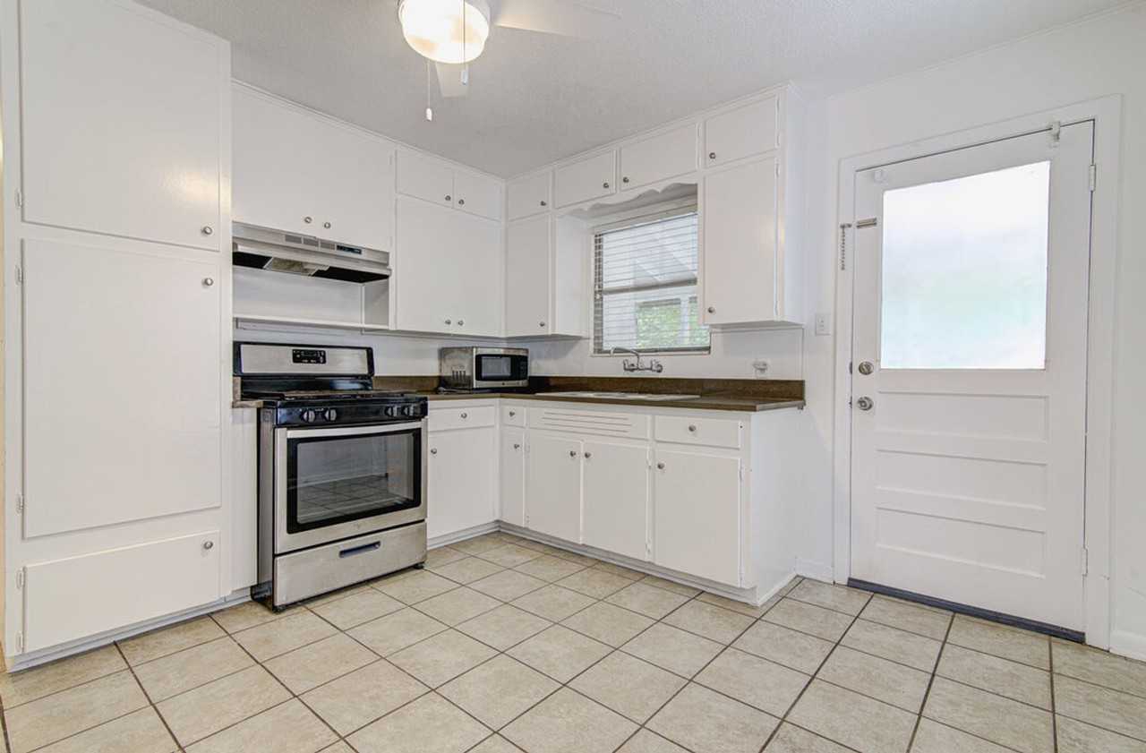 1711 Brentwood St - Photo 7 of 40
