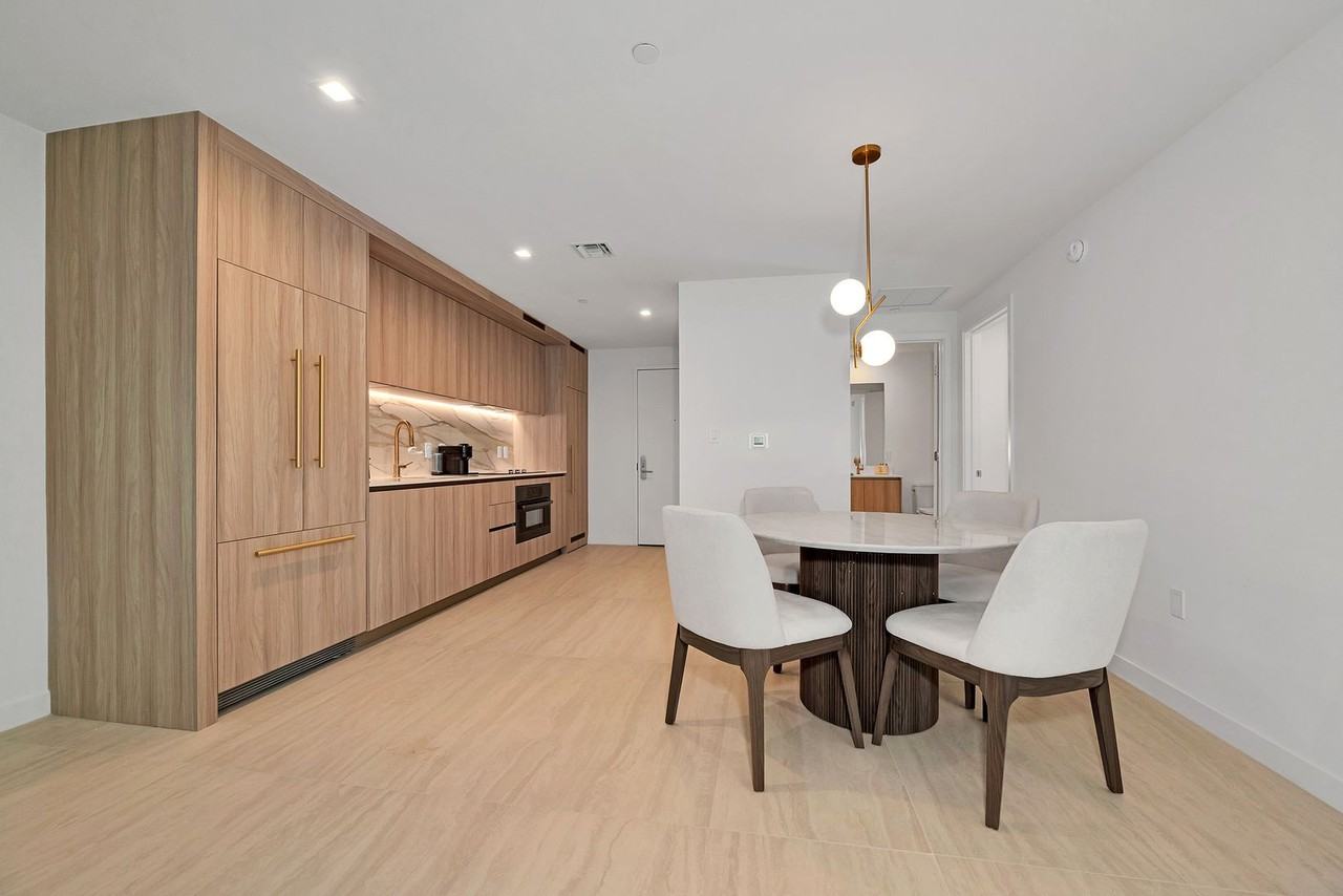 77 Se 5th St - Photo 4 of 34