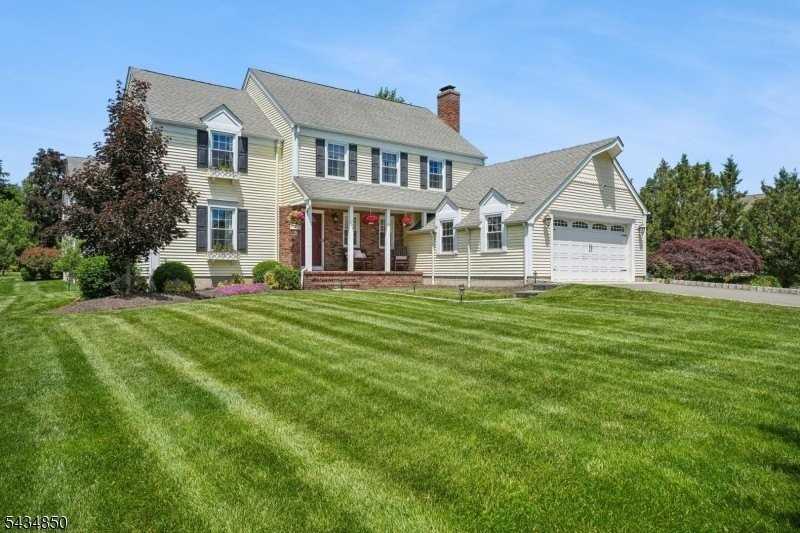 4 Copperfield Way - Photo 2 of 32