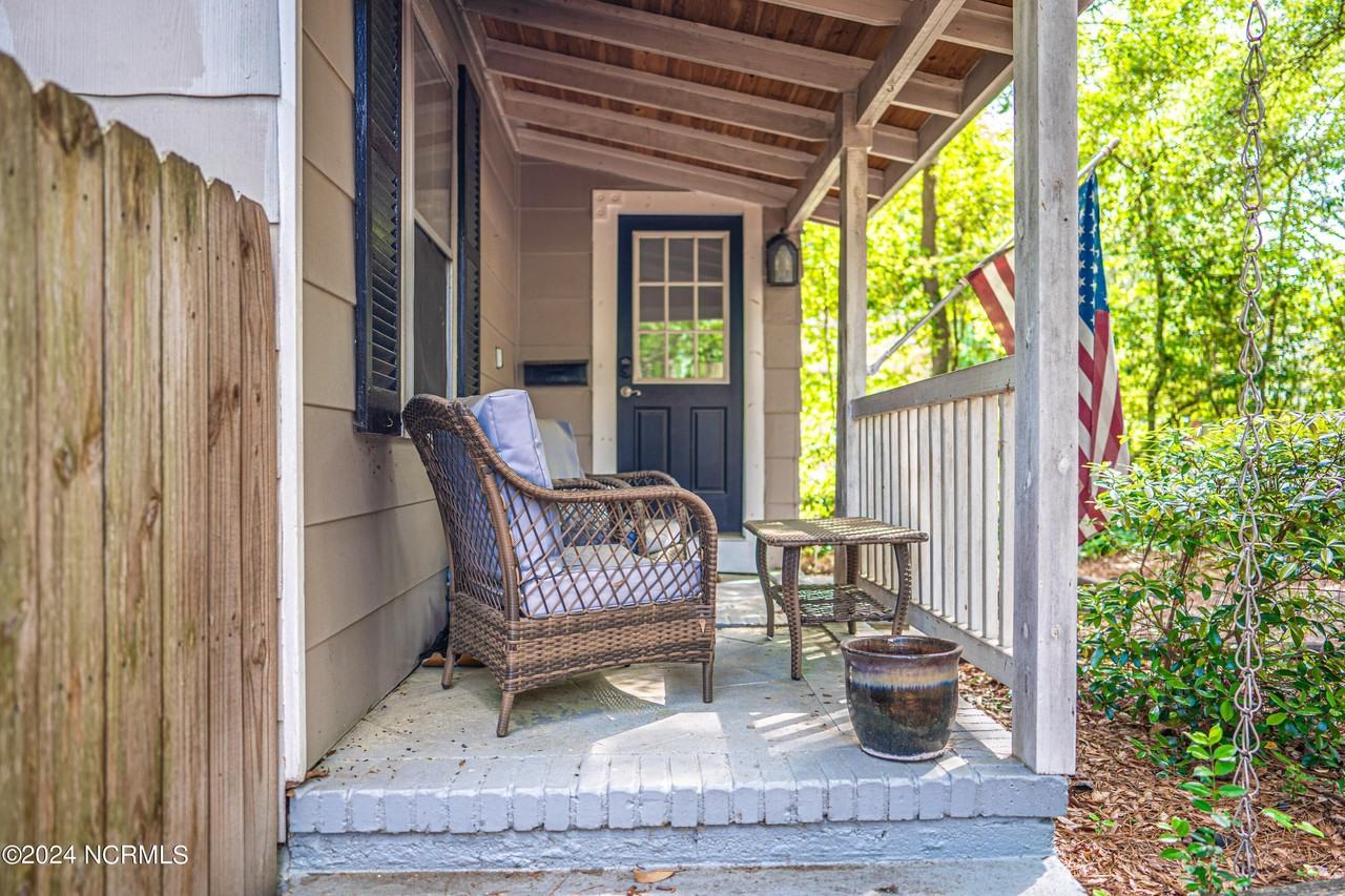 260 N May St #A - Photo 3 of 27