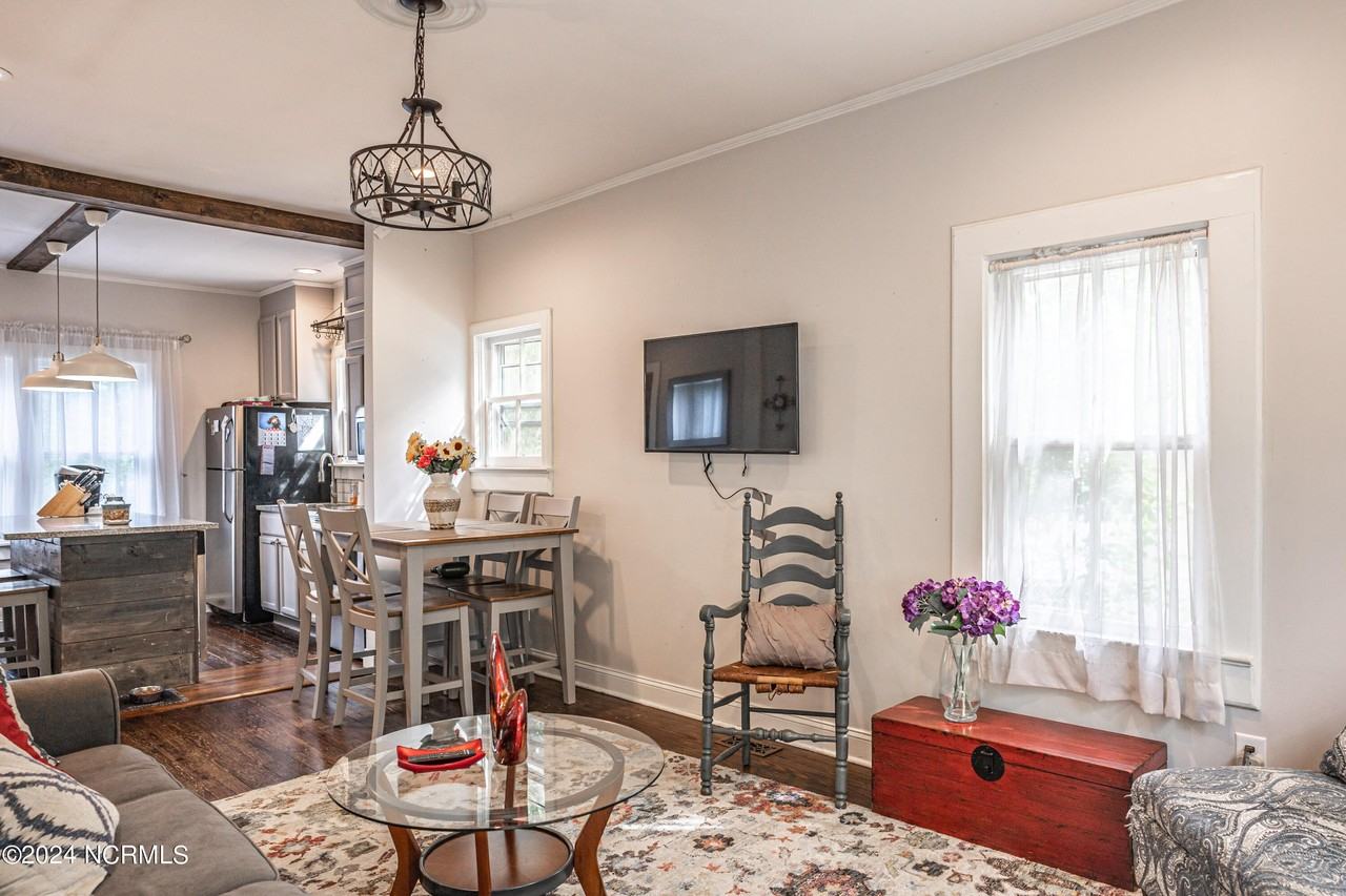 260 N May St #A - Photo 7 of 27