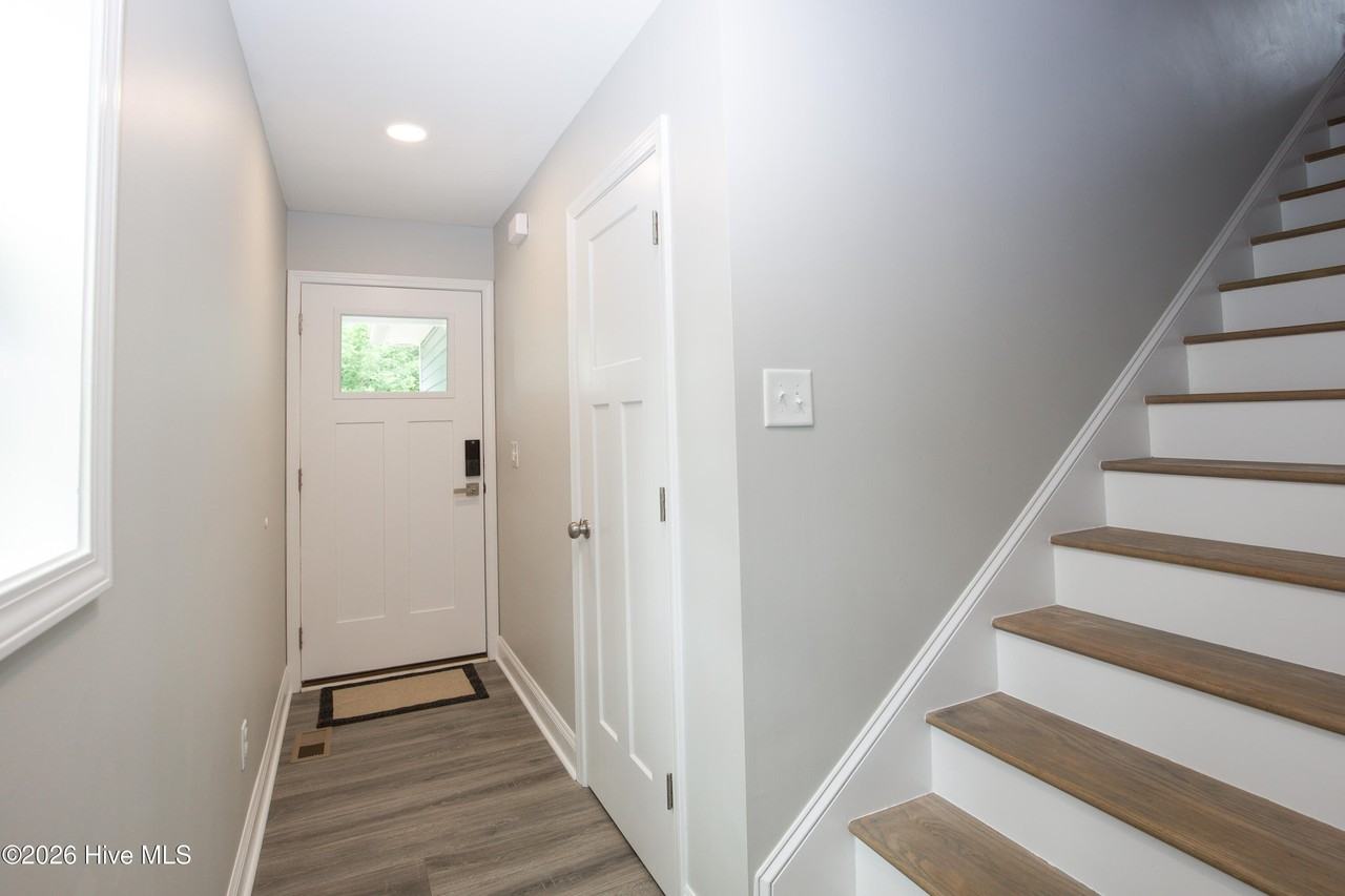704 Pinecrest St - Photo 5 of 50