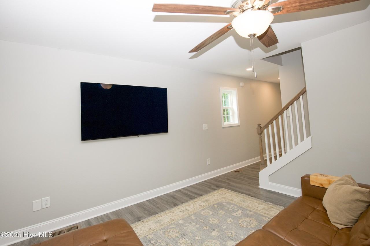 704 Pinecrest St - Photo 6 of 50
