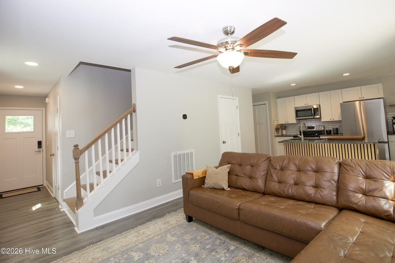 704 Pinecrest St - Photo 7 of 50