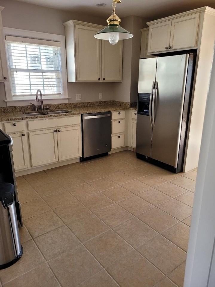 132 Bassett Ave - Photo 5 of 10
