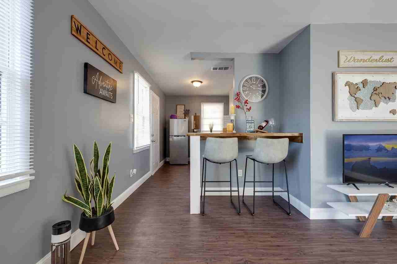 1050 N Parkway - Photo 3 of 16