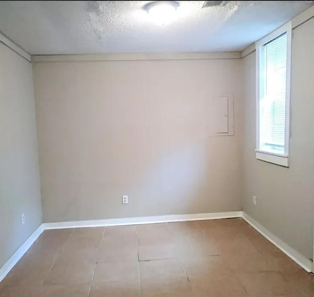 1008 Walk Rd - Photo 2 of 6