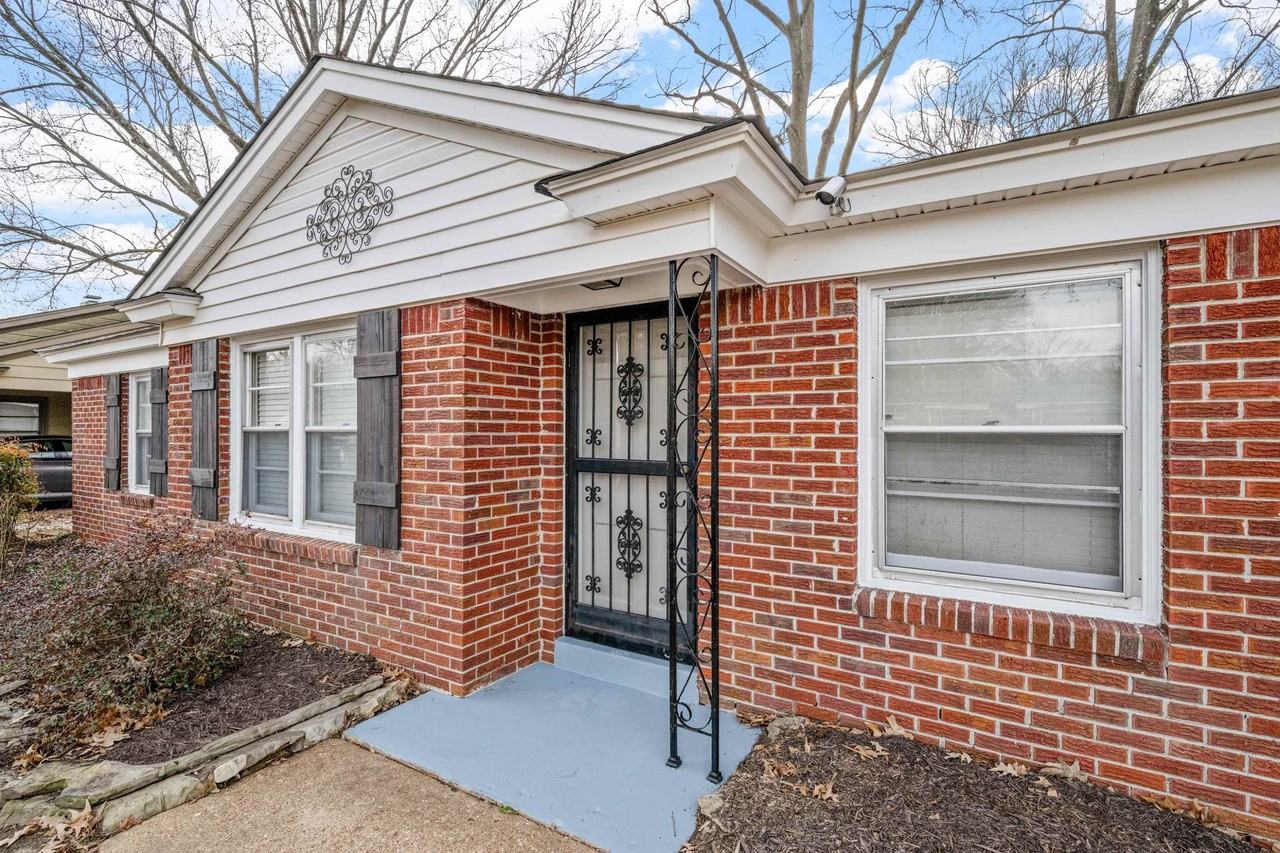 1453 Colonial Rd - Photo 2 of 40