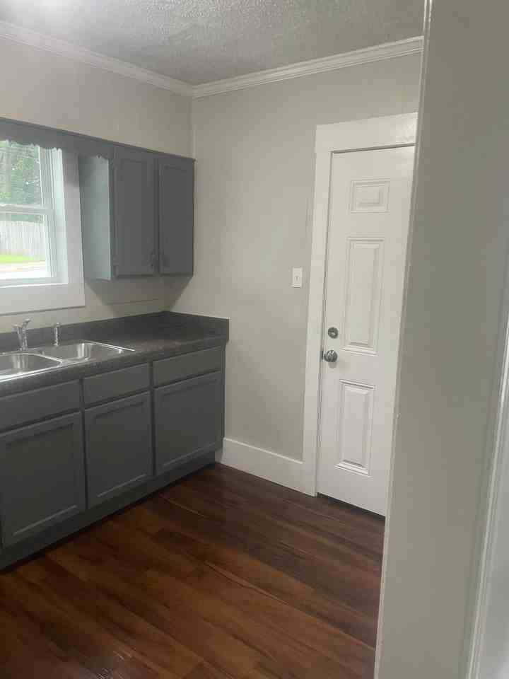 804 Columbia St - Photo 5 of 7