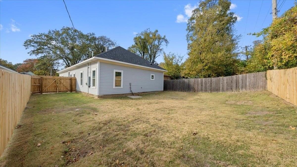1068 Bruce St - Photo 4 of 27
