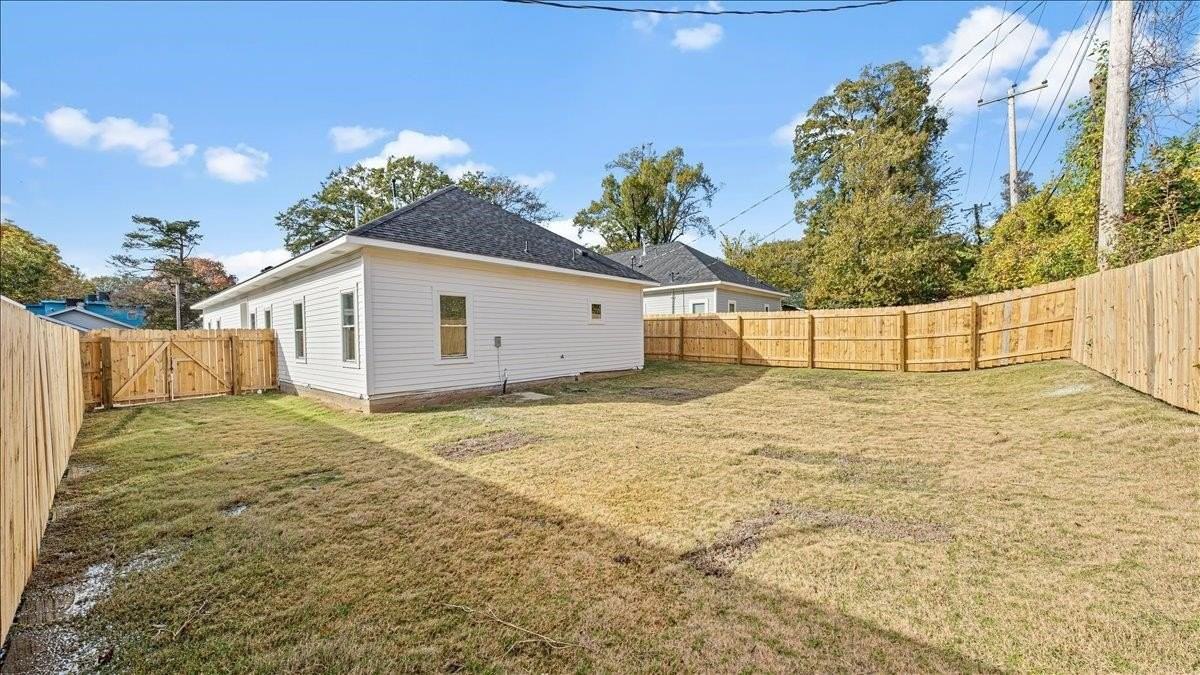 1072 Bruce St - Photo 4 of 27