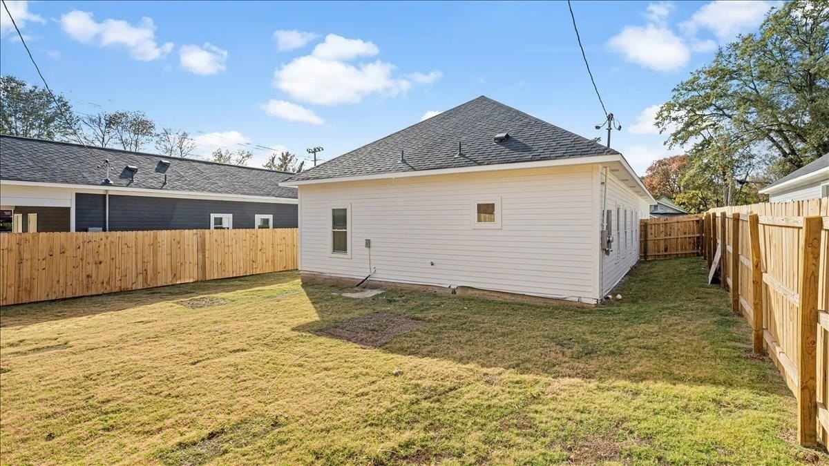 1072 Bruce St - Photo 5 of 27