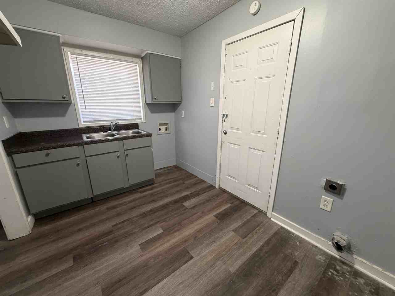 1300 Robin Hood Ln - Photo 5 of 9