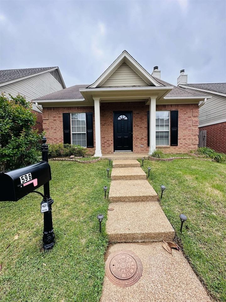 596 Ashley Glen Cir W