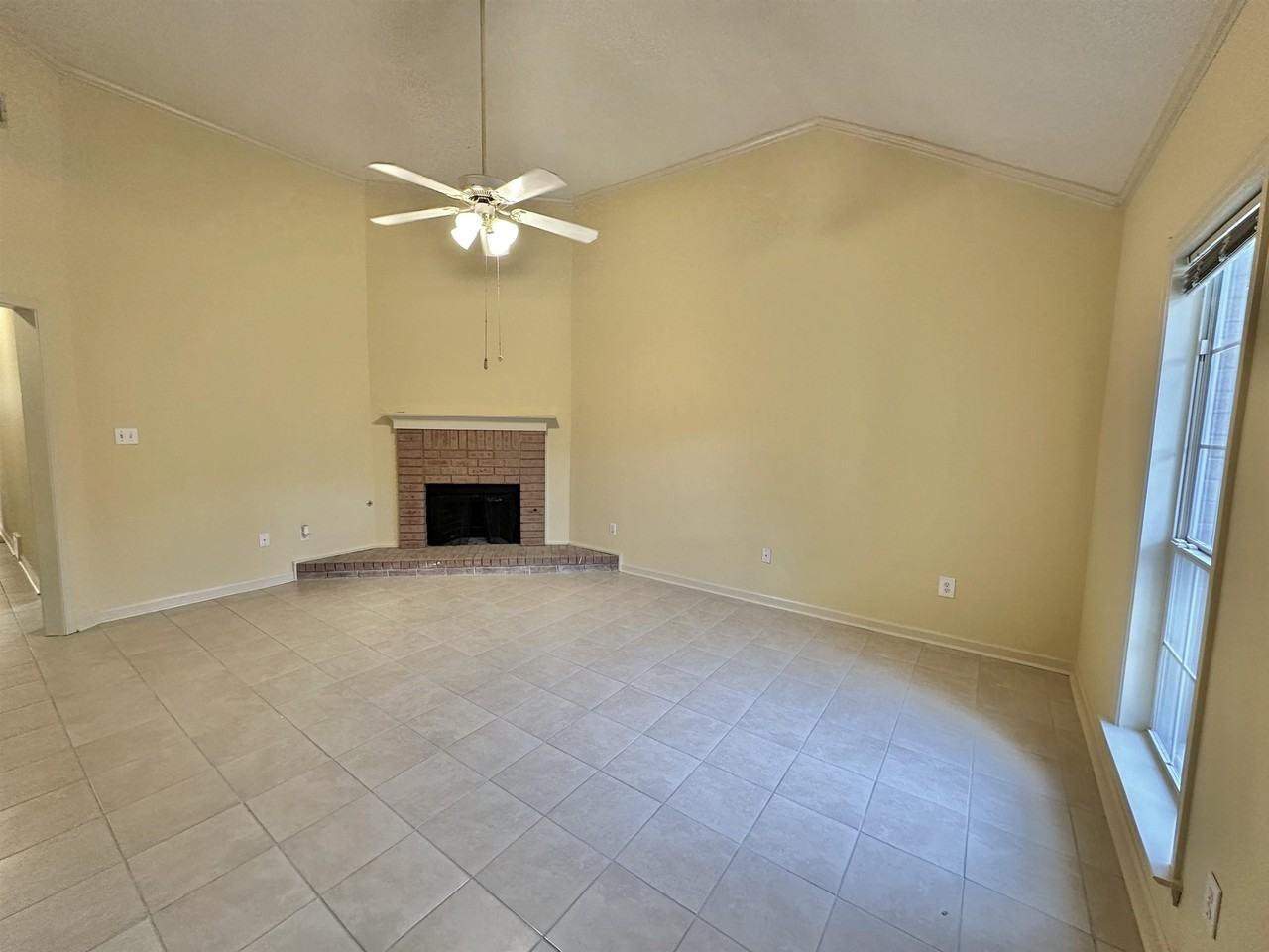596 Ashley Glen Cir W - Photo 3 of 28