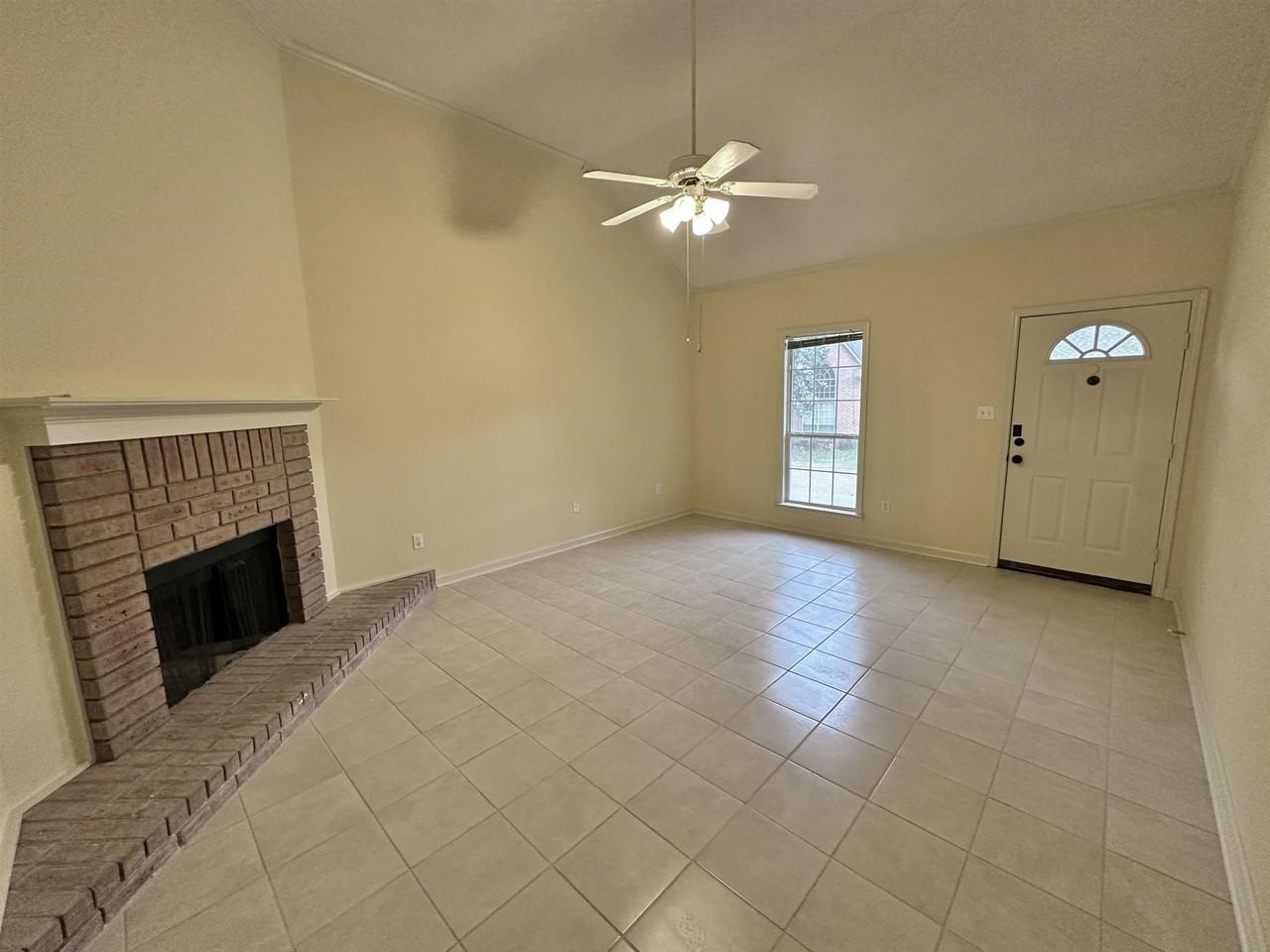 596 Ashley Glen Cir W - Photo 5 of 28