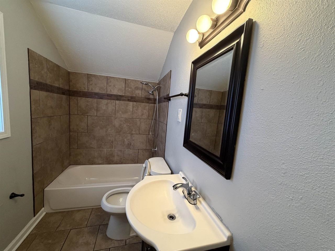 4073 Arrowhead Rd - Photo 6 of 10