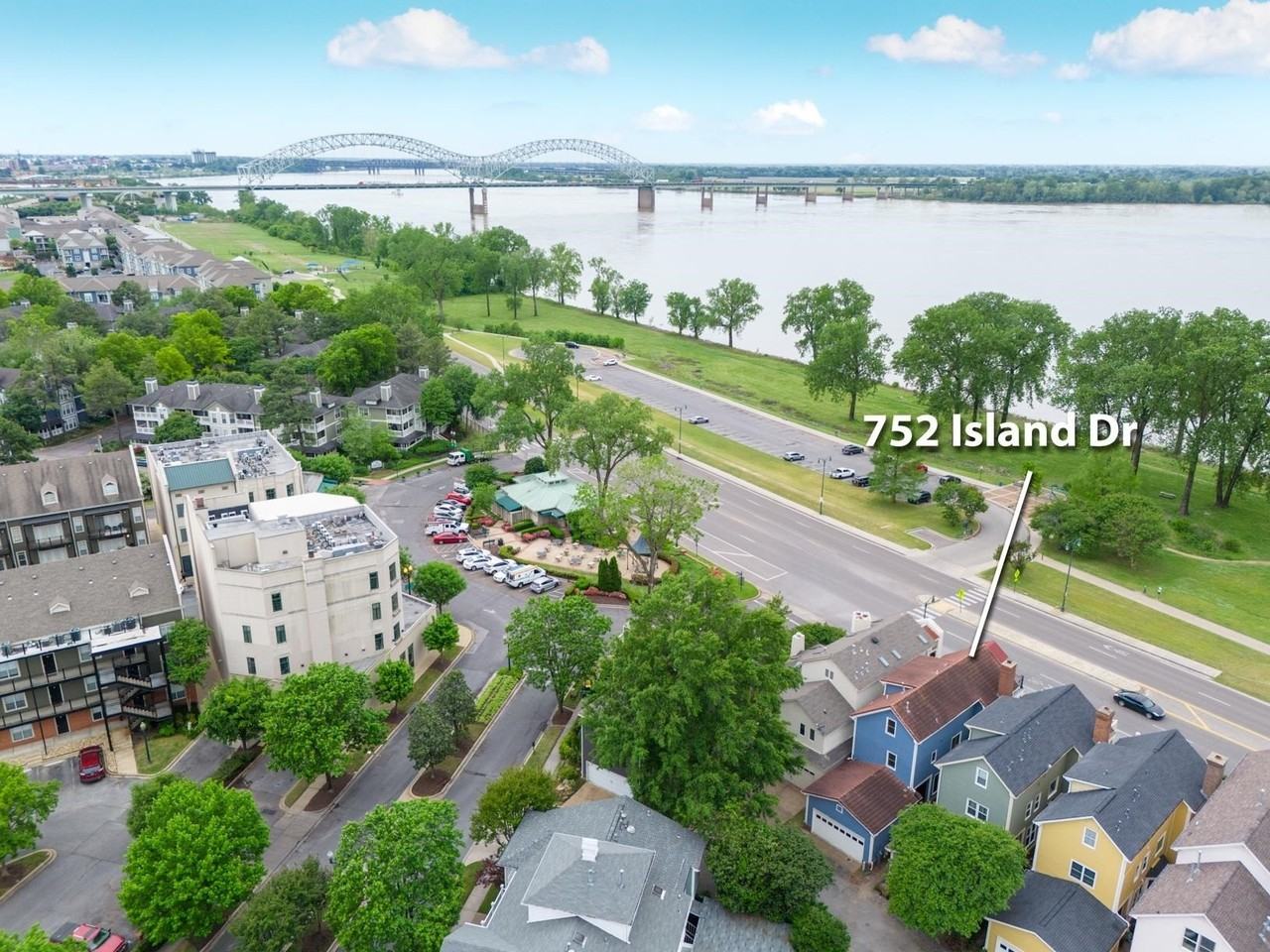 752 Island Dr - Photo 4 of 40