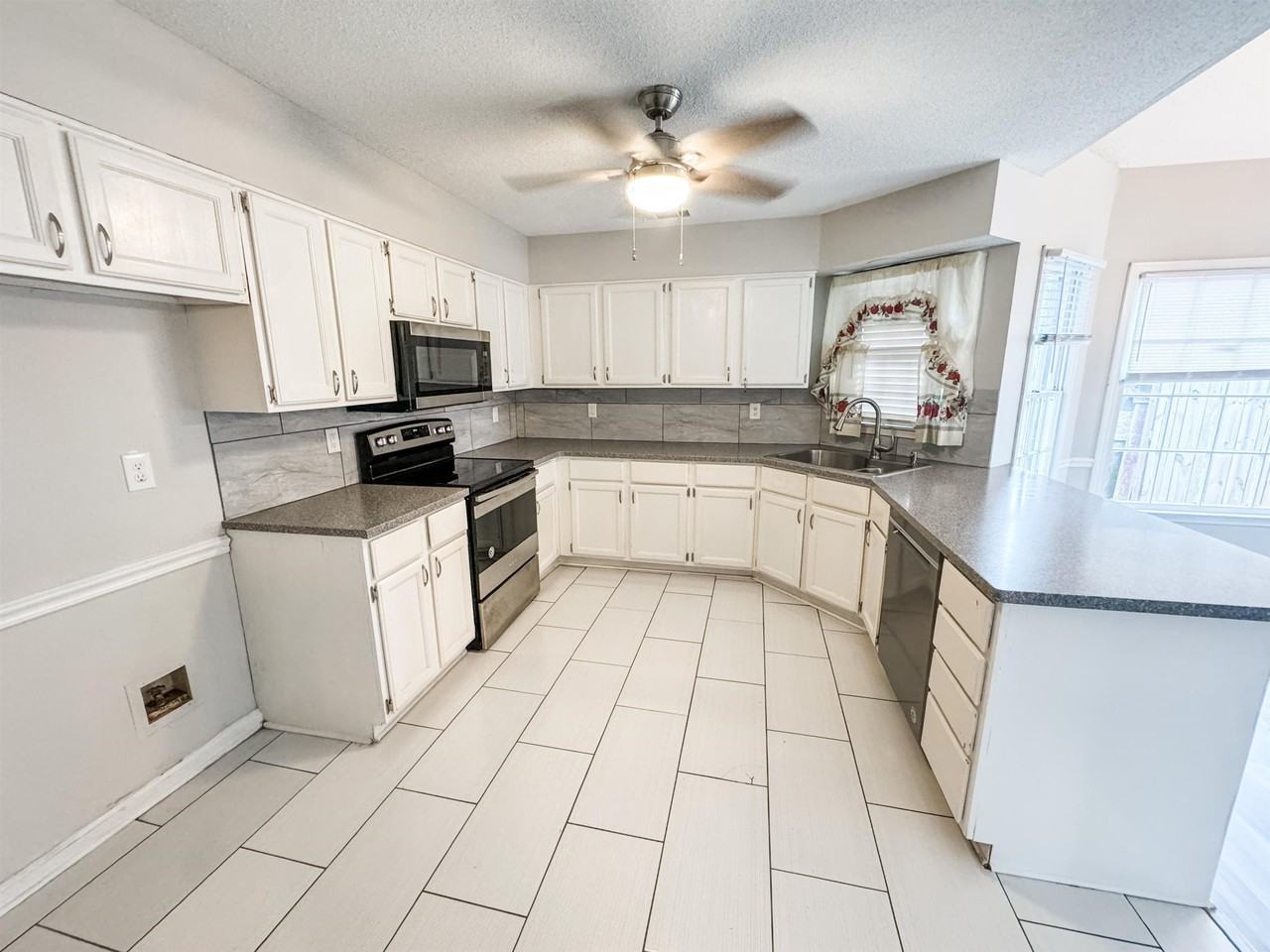 3945 Windyke Dr - Photo 5 of 16