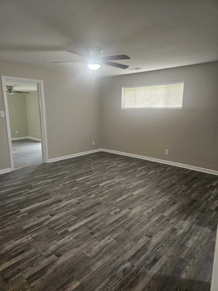 1725 Claire Ave - Photo 4 of 21