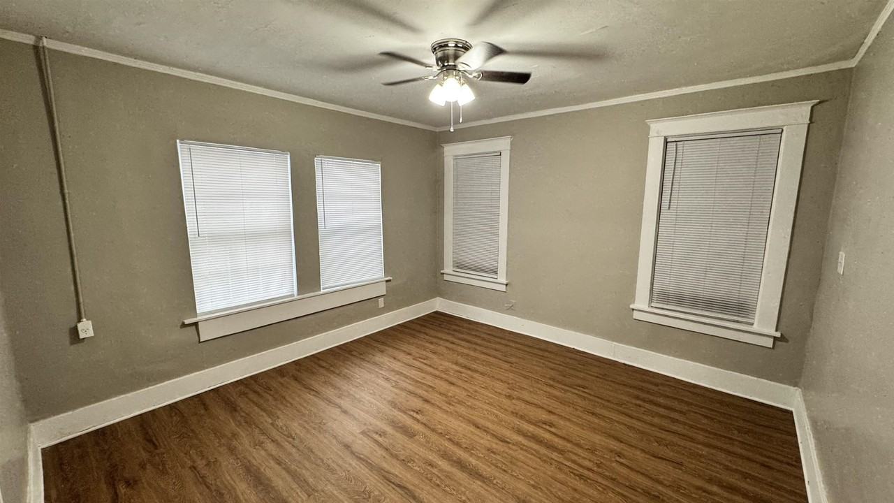 919 N Willett St - Photo 4 of 22
