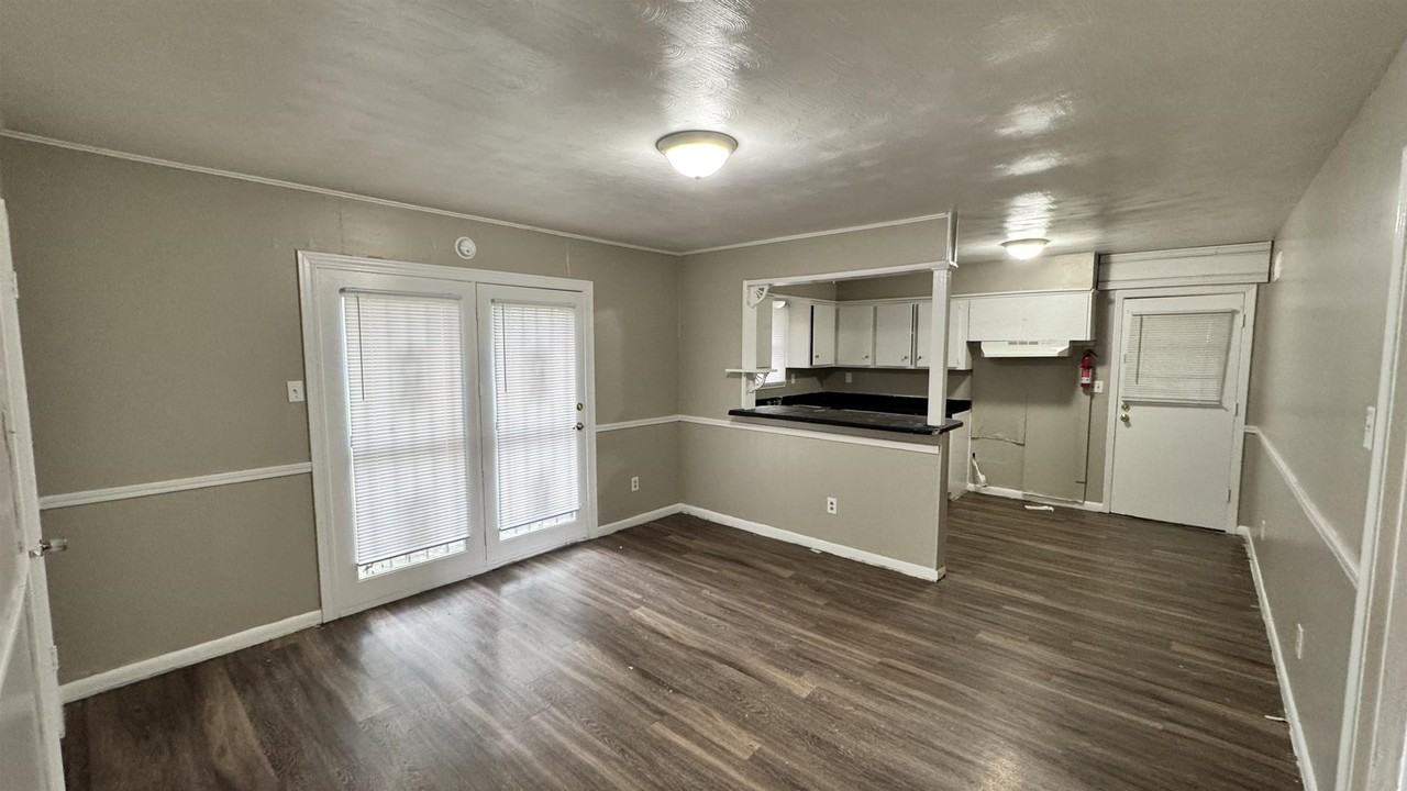 4748 Scottsdale Ave - Photo 4 of 16