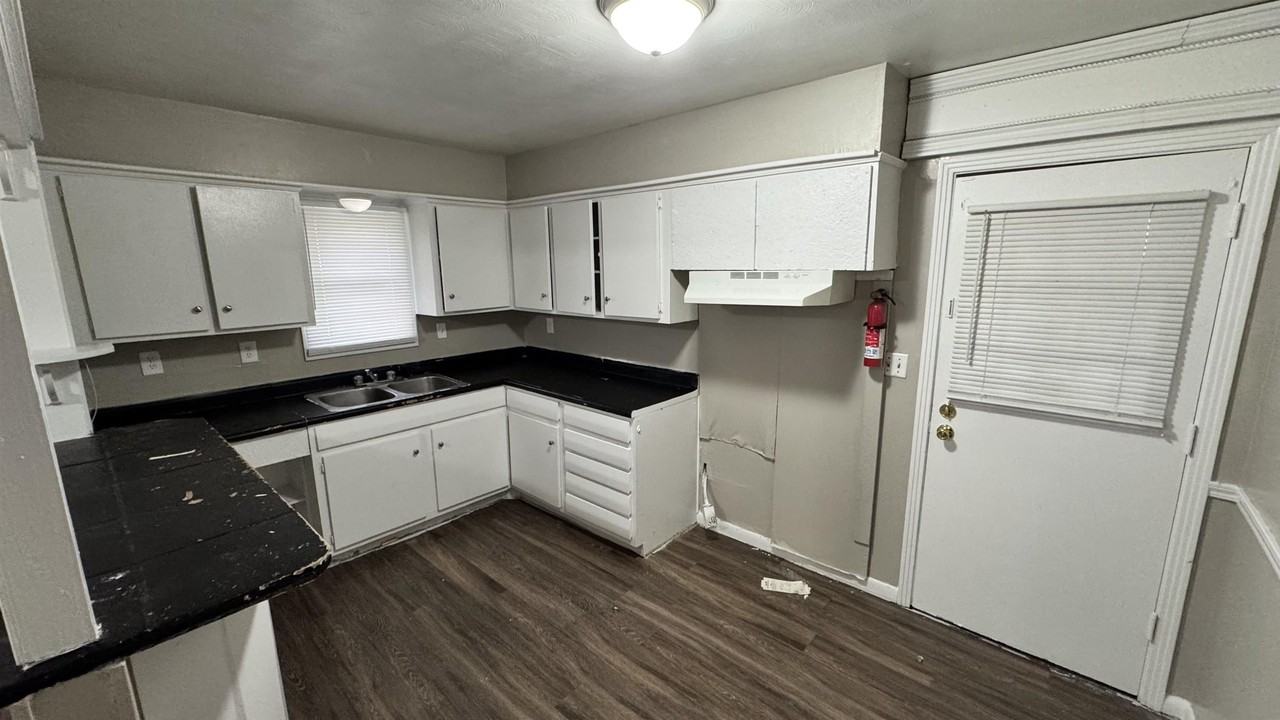 4748 Scottsdale Ave - Photo 5 of 16