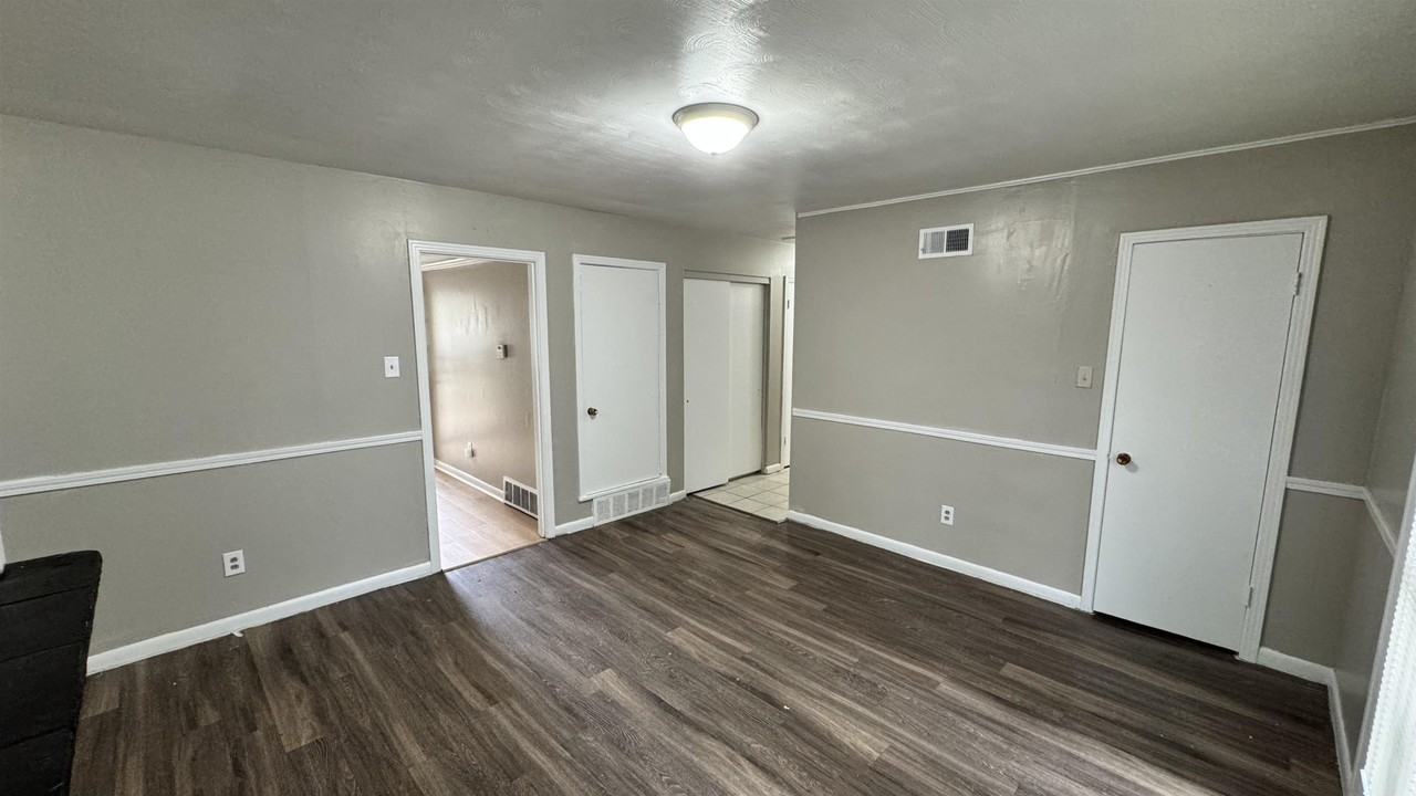 4748 Scottsdale Ave - Photo 7 of 16