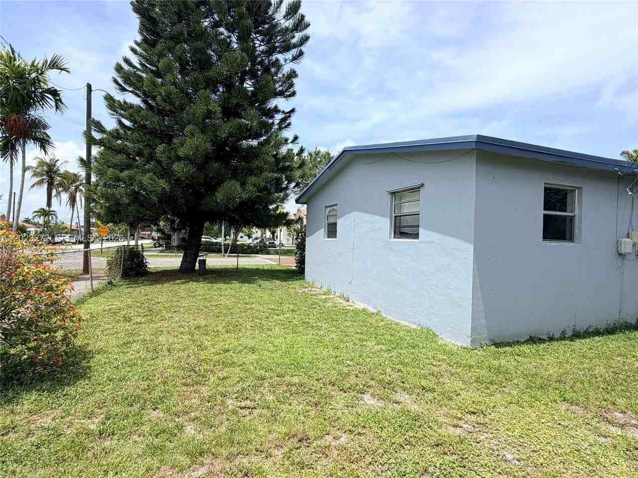 1106 Nw 2nd St - Photo 2 of 13