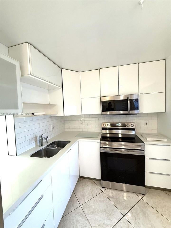 300 Ne 14th Ave #307 - Photo 2 of 23