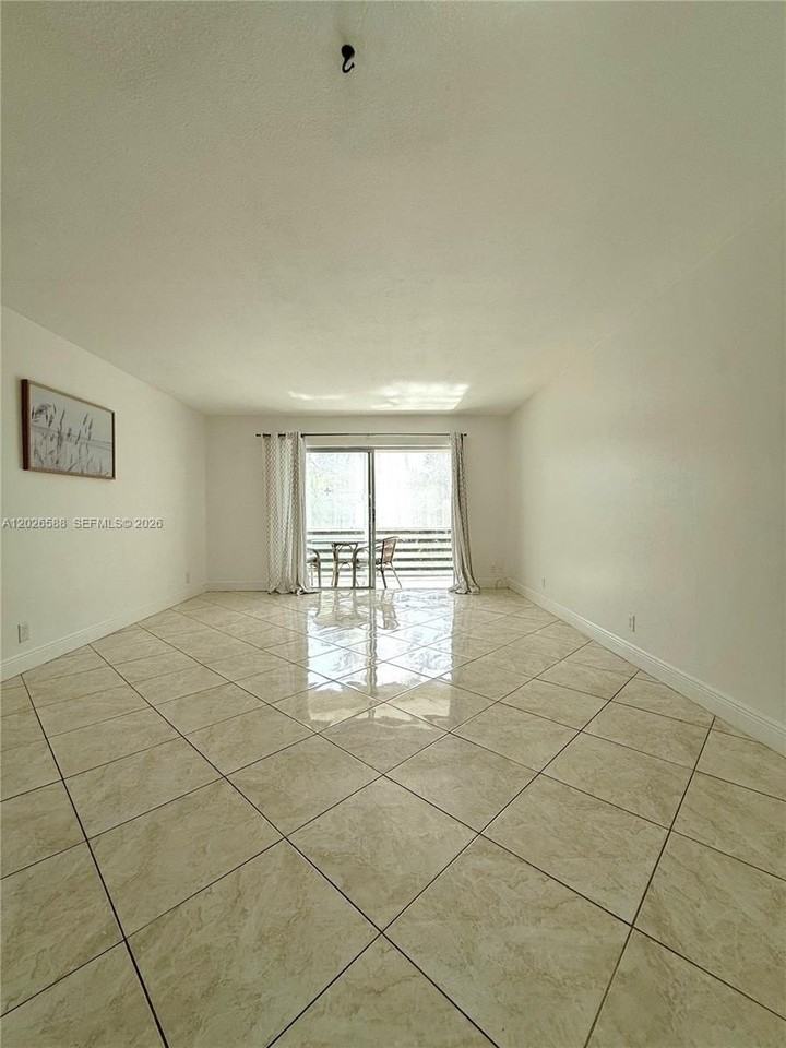 300 Ne 14th Ave #307 - Photo 7 of 23