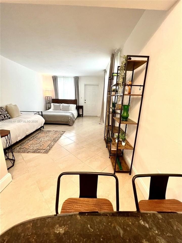919 Michigan Ave #1 - Photo 3 of 12
