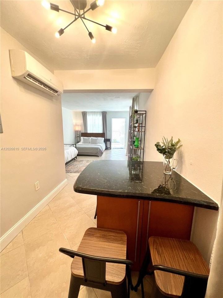 919 Michigan Ave #1 - Photo 4 of 12