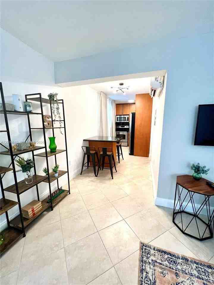 919 Michigan Ave #1 - Photo 5 of 12