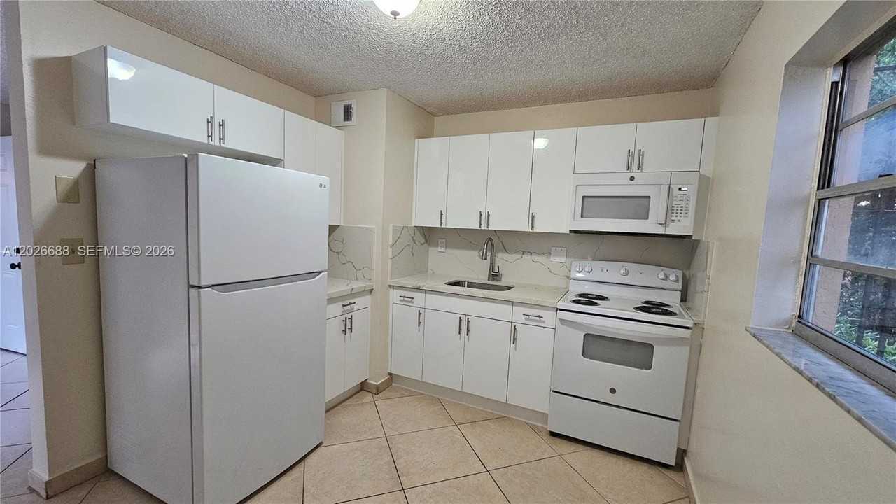 1235 Nw 6th St #3 - Photo 4 of 16