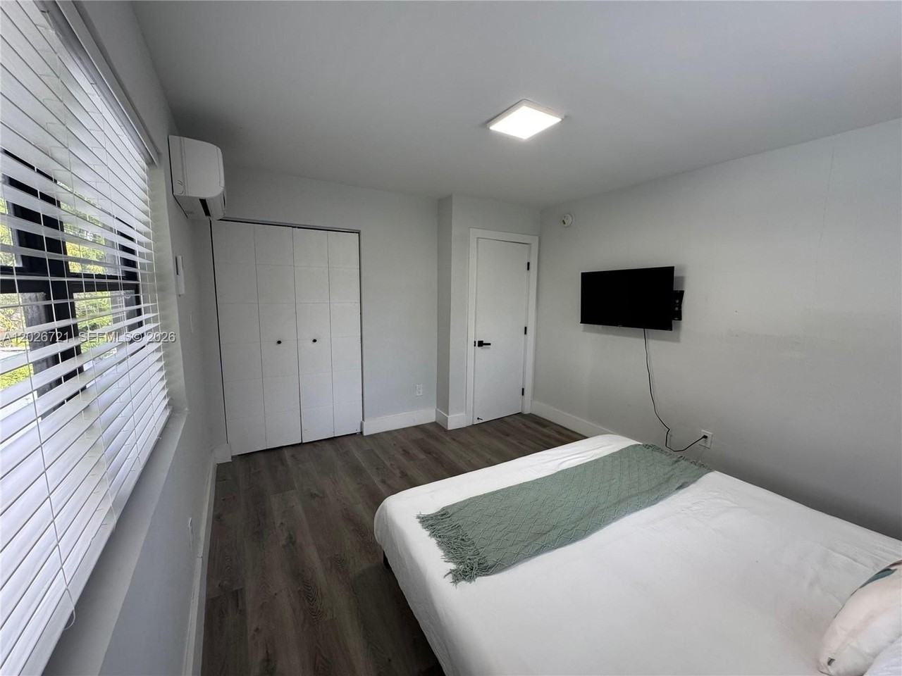 584 Nw 30th St #3 - Photo 5 of 9