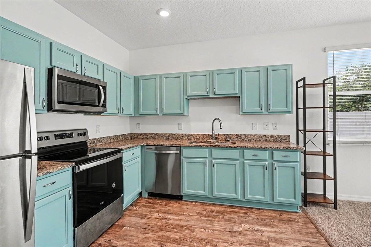 868 Grandin St - Photo 3 of 19