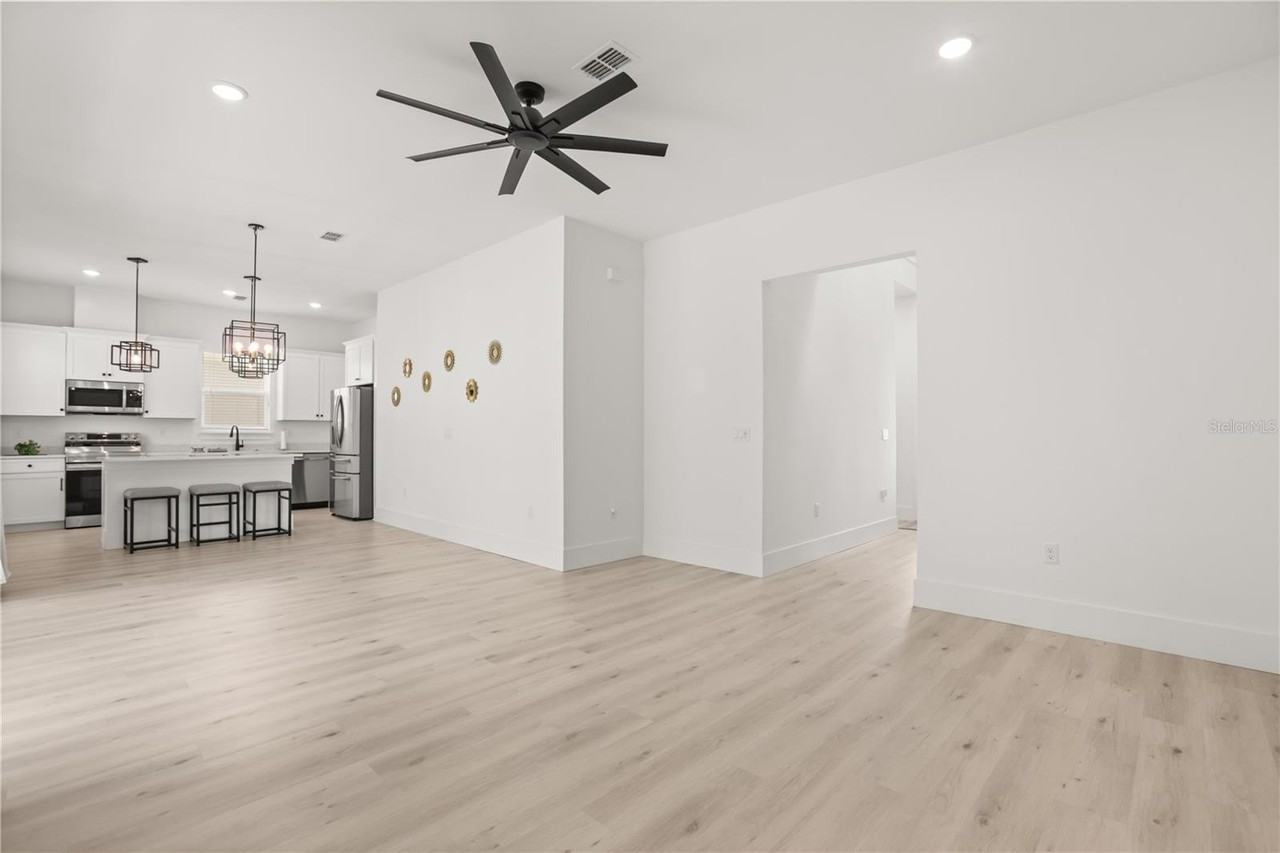 2137 Brighton Ln - Photo 3 of 37