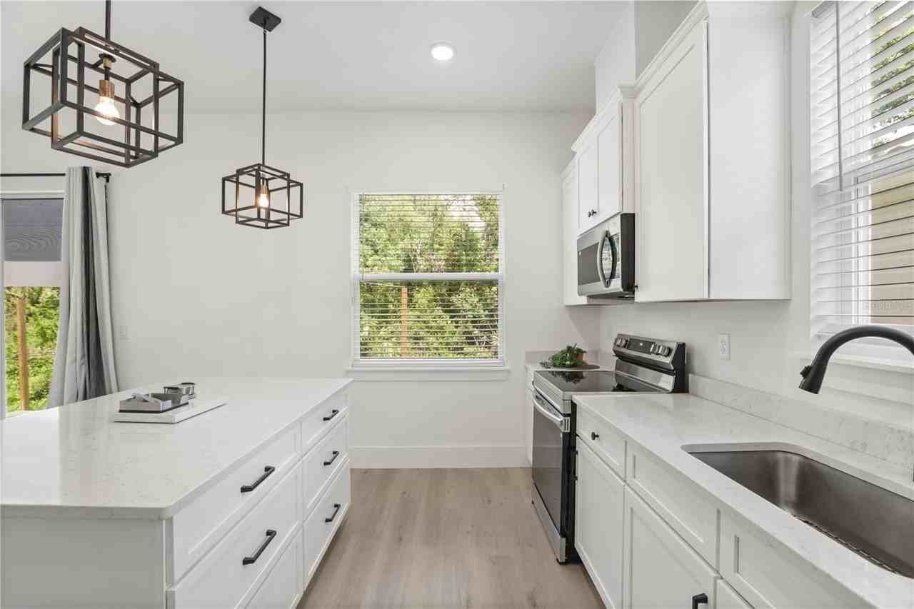 2137 Brighton Ln - Photo 5 of 37
